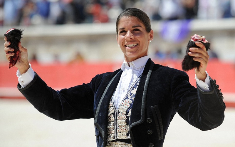 مصارعة فرنسية  خلال فعاليات مهرجان "فيريا دى نيم" لمصارعة الثيران بعد أن  نجحت في هزيمة أحد أعنف الثيران و حصلت على ثاني أعلى وسام في مصارعة الثيران وهما آذان الثور المهزوم، التي يتم قطعها في بعض الأحيان و الحيوان لا يزال على قيد الحياة- وكالات