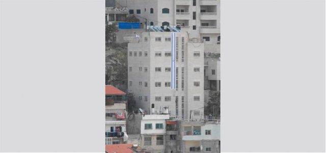 المستوطنون يزحفون على الأحياء الفلسطينية.