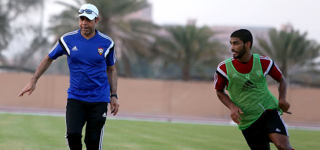 مهدي علي يتابع لقاء العين والأهلي اليوم للوقوف على مستوى الدوليين.