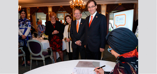 جواهر القاسمي توقع على وثيقة إطلاق «الصندوق الدولي لسرطان الأطفال» في جنيف.  من المصدر