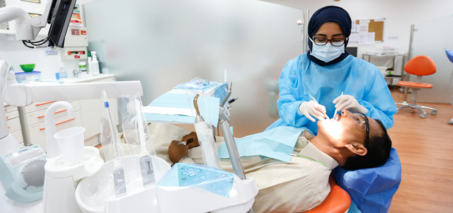 «مبادرة حمدان» تشمل إجراء الفحوص العلاجية وتقديم الاستشارة الطبية للعمال. تصوير: أحمد عرديتي