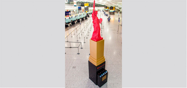 تمثال الحرية من بين المعالم المبتكرة بأحمر الشفاه.  من المصدر