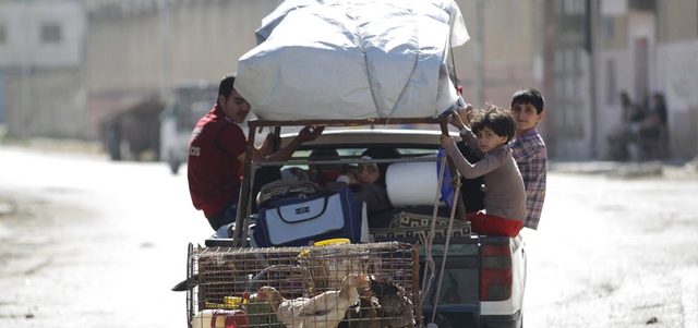 مدنيون يفرّون من مدينة أريحا بريف إدلب بعد سيطرة «جيش الفتح» عليها. رويترز