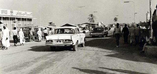 المركبات القديمة أمام مكتب البريد قديماً ــ أبوظبي. من المصدر