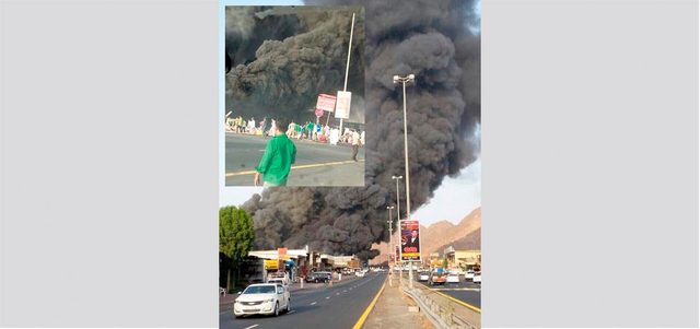 أعمدة الدخان تتصاعد من محال سوق الجمعة بعد احتراقها.  الإمارات اليوم