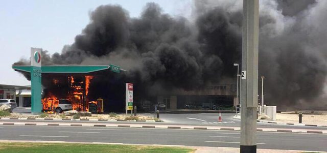 اشتعال النيران في محطة «أينوك» في شارع القدس في دبي. الإمارات اليوم