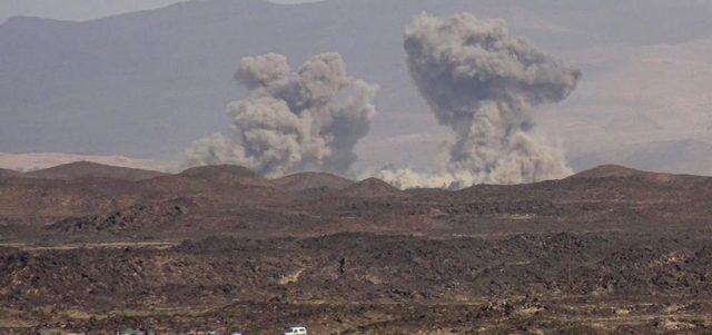 ارتفاع أعمدة الدخان من مواقع عسكرية للحوثيين في مأرب بعد قصف قوات التحالف. أ.ف.ب