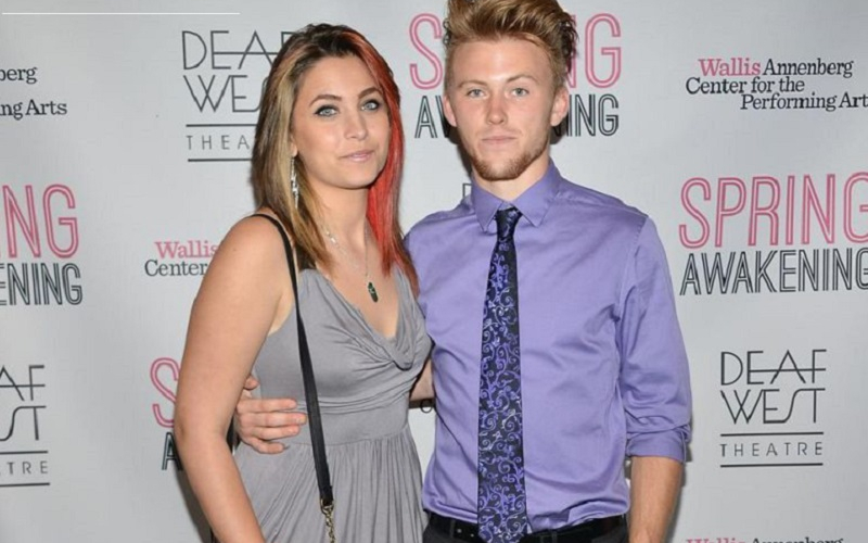 ونشرت صحف أميركية  صور لباريس رفقة صديقها الجديد الذي  تقضي وقتاً طويلاً معه ولا تفارقه أبداً، ومن المتوقع أن تتحول علاقتهما إلى جدية مع مرور الوقت.