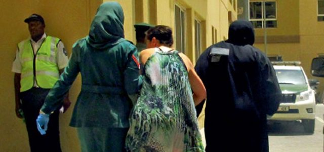 أثناء إنقاذ الفتاة واصطحابها بواسطة الشرطة النسائية إلى المستشفى. من المصدر