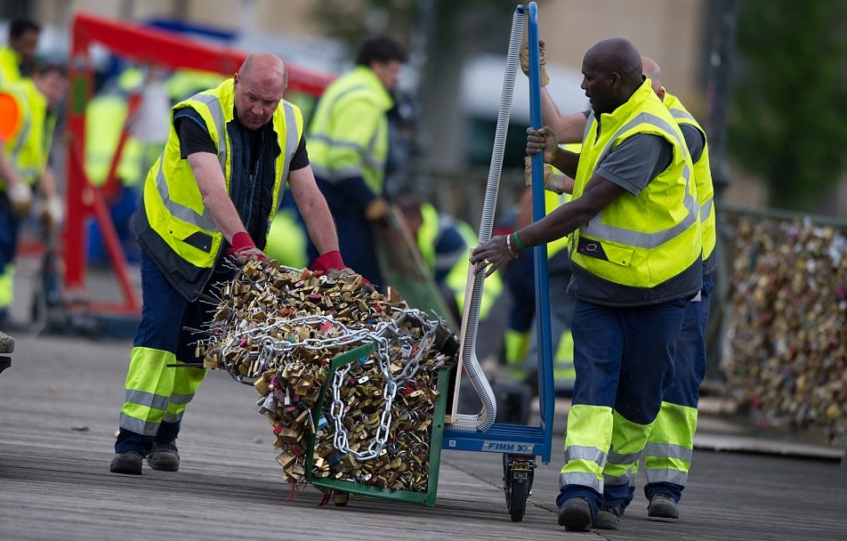 بدأت بلدية باريس بإزالة أعداد هائلة من الأقفال، التي يعلقها العشاق على جسر الفنون الشهير في العاصمة الفرنسة باريس منهية بذلك تقليداً للعشاق الزائرين لمدينة الحب بوضع قفل في الجسر وإلقاء مفتاحه في نهر السين . وكالات