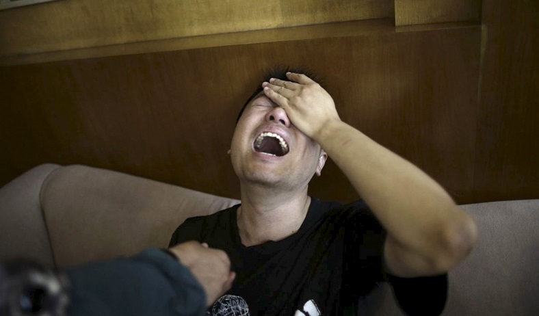 أهالي ضحايا سفينة "دونغ فانغ جيشينغ" "نجمة الشرق" التي غرقت في نهر يانغتسي شرق الصين - وكالات