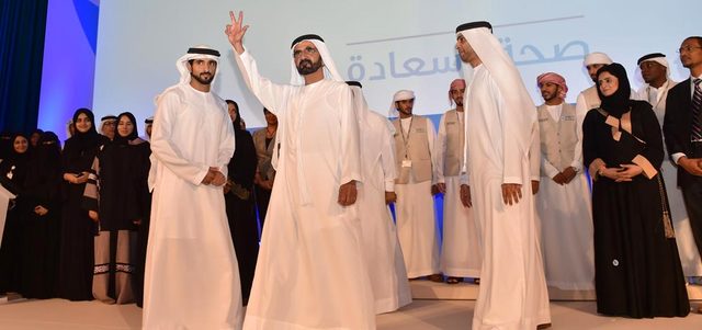 محمد بن راشد خلال إطلاق برنامج «سعادة» بحضور حمدان بن محمد.

وام