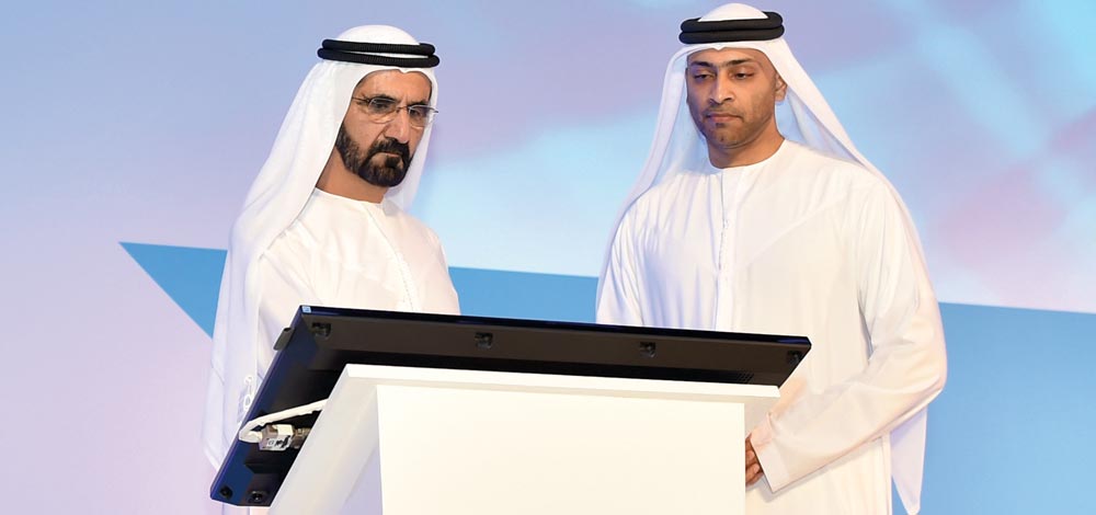 محمد بن راشد خلال إطلاق برنامج «سعادة».. وإلى جانبه مسؤول في هيئة الصحة.

وام