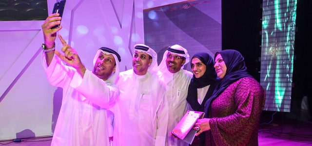 ظاعن شاهين في صورة سيلفي يلتقطها أحمد الحمادي بحضور المكرّمتين موزة فكري وريم الكمالي.