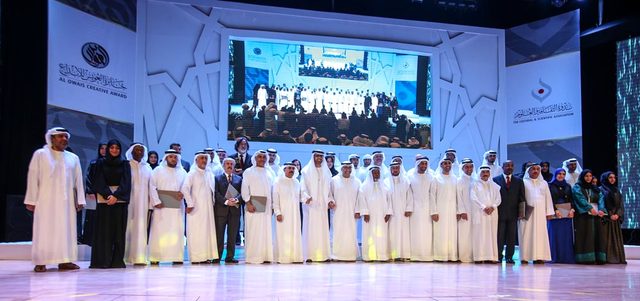 صورة جماعية للمكرمين في هذه الدورة من الجائزة بحضور عدد من كبار الشخصيات الثقافية المحلية والعربية.

تصوير: تشاندرا بالان