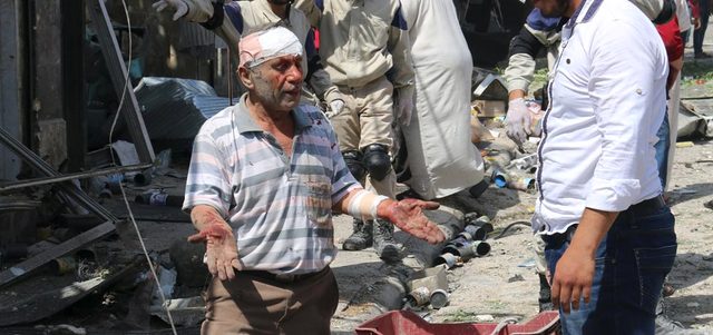 مسن سوري أصيب في موقع دُمِّر ببرميل متفجر ألقته القوات النظامية على مدينة حلب القديمة. رويترز