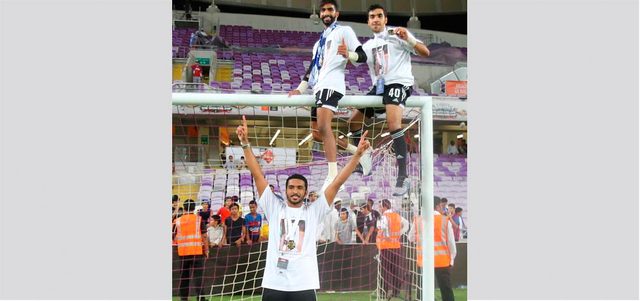 نجوم النصر يحتفلون بتتويجهم أبطالاً لكأس رئيس الدولة. تصوير: أسامة أبوغانم