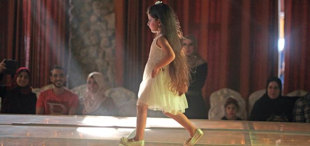 عروض الأزياء شهدت إقبالاً كبيراً من الغزاويين على الرغم من الظروف الصعبة التي يعيشونها. الإمارات اليوم