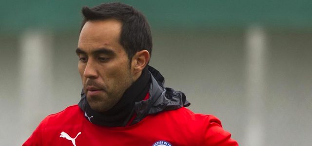 حارس تشيلي برافو يريد نقل نجاحه من برشلونة إلى منتخب بلاده. أ.ف.ب