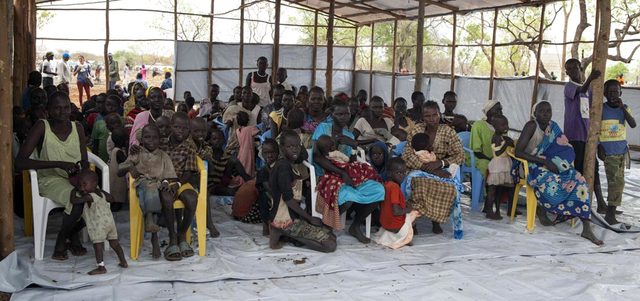 مجموعة من النازحين ينتظرون تسجيل أسمائهم في نقطة حدودية مع إثيوبيا. أ.ف.ب