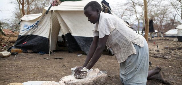 حياة صعبة يعانيها النازحون في المعسكرات. أ.ف.ب