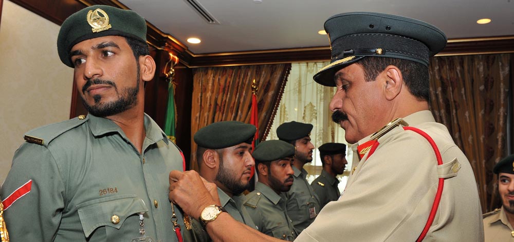 اللواء خميس مطر المزينة يكرم أفراد الشرطة وأحد أفراد القوات المسلحة ميدالية التميز الوظيفي ومكافأة مالية. الصور من المصدر