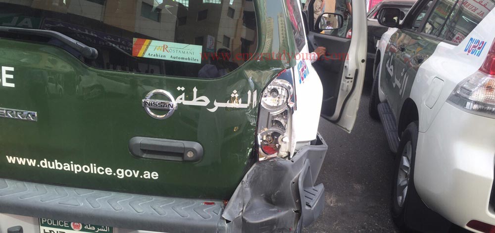 آثار اصطدام سيارة المتهم بسيارة الشرطة خلال عملية إلقاء القبض عليه.