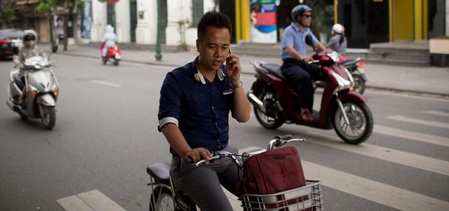 توافر «المحمول» في فيتنام ساعد على ازدهار شركات التواصل.