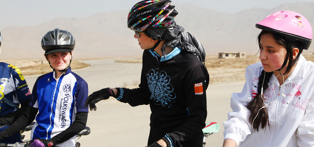 فتيات أفغانيات أثناء التدريب.  أرشيفية