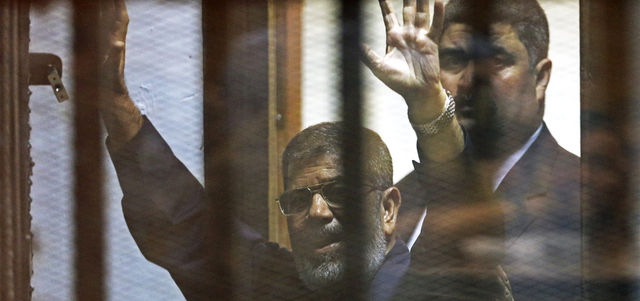 مرسي داخل القفص خلال النطق بالحكم. رويترز