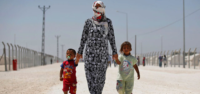 لاجئة تتجول في مخيم للاجئين ببلدة سورس التركية على الحدود مع سورية. أ.ب