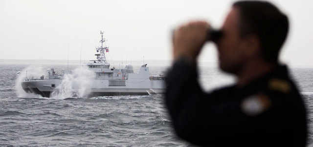 ضابط يراقب مناورات بحرية نرويجية ضمن مناورات الناتو.