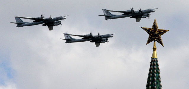 قاذفات روسية تقوم بدوريات في الأجواء الروسية وأحياناً فوق دول الناتو. رويترز