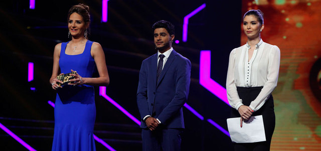 محمد الجنيبي يتوسط مروة شهاب ومقدمة البرنامج سالي شاهين. من المصدر