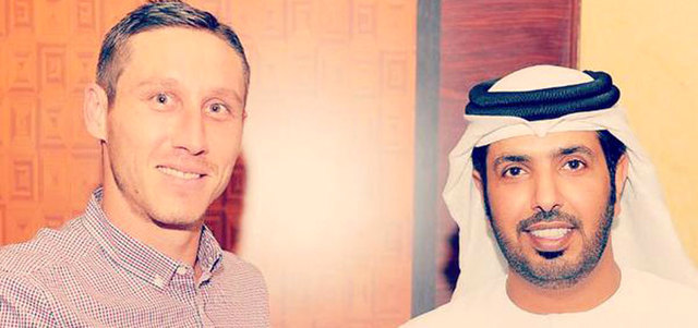 مارك ميلجيان ومسلم الكثيري بعد توقيع العقد. من المصدر