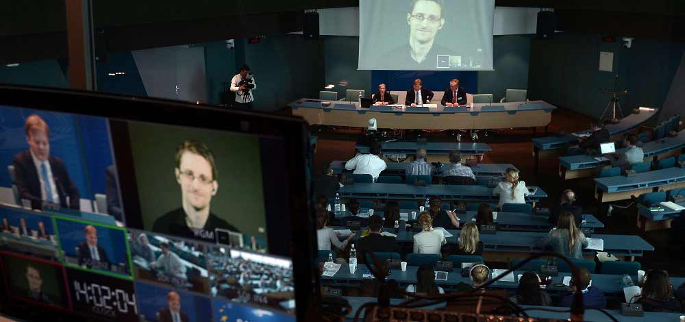 سنودين يتحدث عن نشاط الجاسوسية الأميركية  من موسكوعبر الفيديو خلال مؤتمر لمجلس الأمن الأوروبي . أ ف ب