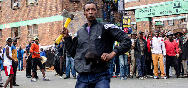 يخشى أن تؤدي ممارسات البيض إلى عودة السود للعنف مجدداً. أ.ب