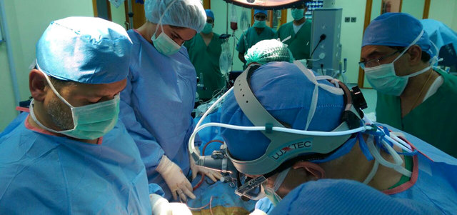 الفريق الطبي أثناء إجراء العملية الجراحية. من المصدر