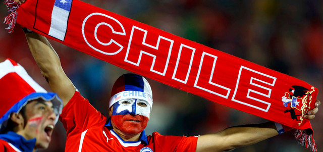 أنصار منتخب تشيلي عاشوا أوقاتاً سعيدة بعد الأخذ بثأرهم من أوروغواي. رويترز