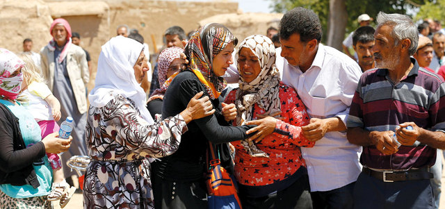أسرة‭ ‬سورية‭ ‬في‭ ‬بلدة‭ ‬سورج‭ ‬التركية‭ ‬تبكي‭ ‬أقاربها‭ ‬الذين‭ ‬قتلوا‭ ‬على‭ ‬يد‭ ‬تنظيم‭ ‬«داعش»‭ ‬بمدينة‭ ‬عين‭ ‬العرب‭.  ‬ رويترز