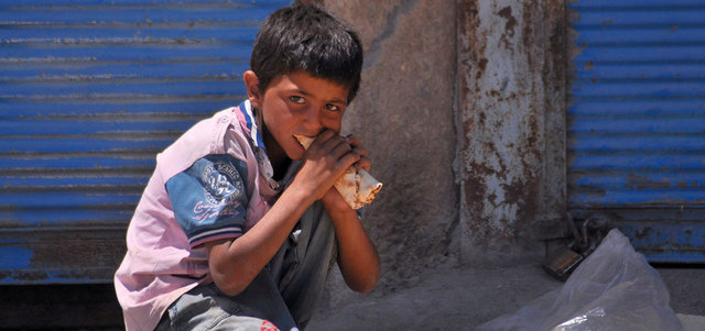صبيّ‭ ‬سوري‭ ‬يجلس‭ ‬على‭ ‬الأرض‭ ‬ويأكل‭ ‬الخبز‭ ‬في‭ ‬أحد‭ ‬شوارع‭ ‬مدينة‭ ‬تل‭ ‬أبيض‭ ‬على‭ ‬الحدود‭ ‬مع‭ ‬تركيا‭ ‬التي‭ ‬سيطر‭ ‬عليها‭ ‬الأكراد‭.‬ ‭ ‬أ‭.‬ف‭.‬ب