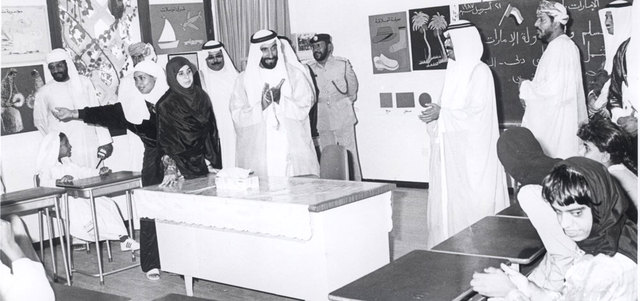 زيارة الشيخ زايد بن سلطان لإحدى مدارس ذوي الاحتياجات الخاصة في 21أبريل 1984.  من المصدر