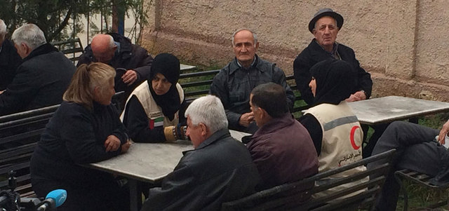 وفاء الزعابي وانتصار علي من «الهلال الأحمر الإماراتي» بدار للمسنين في ألبانيا.