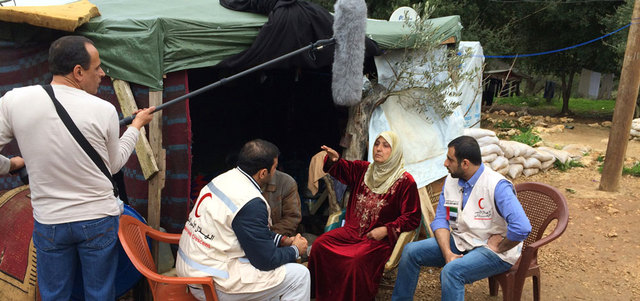 امرأة في أحد مخيمات لبنان تروي قصتها لفريق البرنامج.