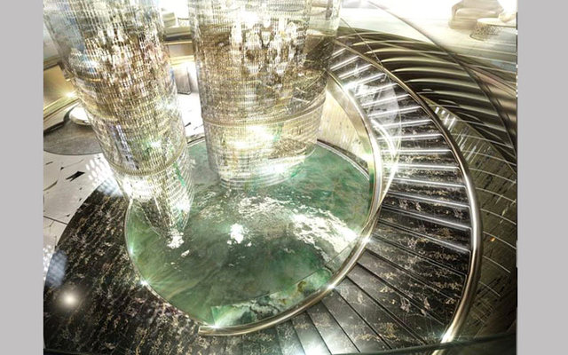 يحتوي على صالة رئيسية واسعة، تضم ثريا ضخمة وسلم دائري