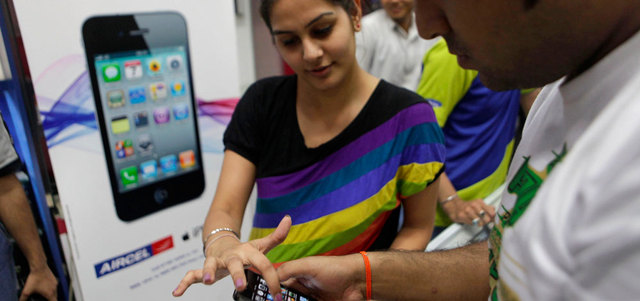 شركة «آبل» الأميركية تحظى بحصة تبلغ 2% فقط من سوق الهواتف الذكية في الهند. أ.ب