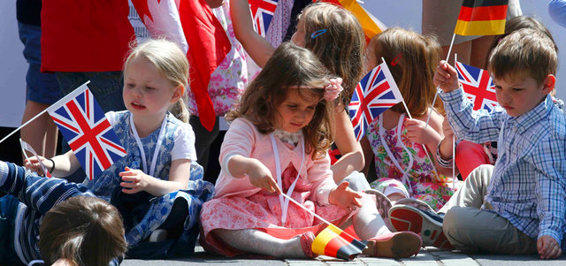 أطفال ألمان يرفعون أعلام بلادهم وعلم بريطانيا خلال زيارة لملكة بريطانيا الملكة إليزابيث الثانية للبلاد. رويترز