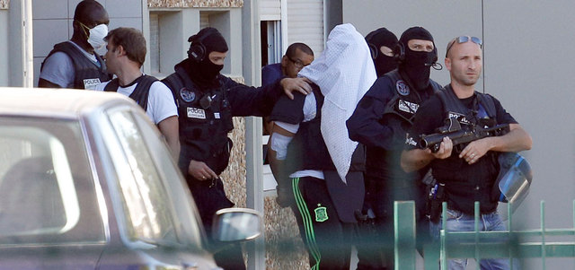 الشرطة تعتقل المتهم بقطع رأس ضحية حادث مصنع الغاز.  أ.ب