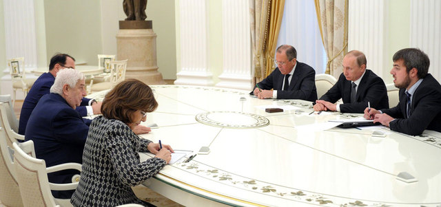 بوتين أثار لدى استقباله المعلم بحضور لافروف إمكانية قيام تحالف دولي جديد من أجل مكافحة الإرهاب. أ.ف.ب