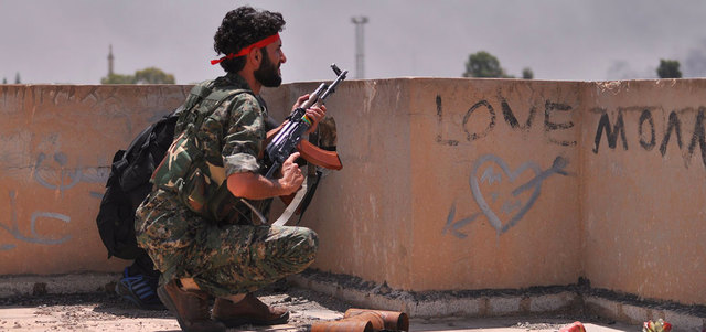 مقاتل من «وحدات حماية الشعب» الكردية في نقطة رصد لتحركات «داعش» شمال شرق مدينة الحسكة. أ.ف.ب
